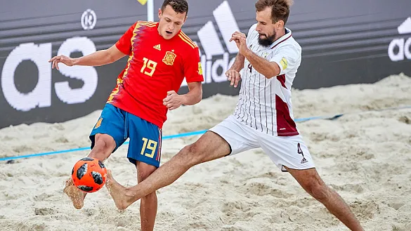 Domi pelea un balón ante un jugador letón