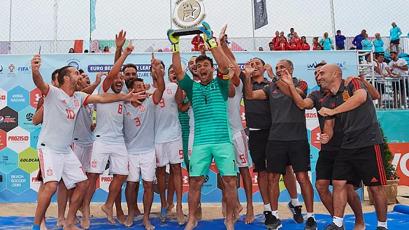 La Selección española levanta el título al cielo de Nazaré