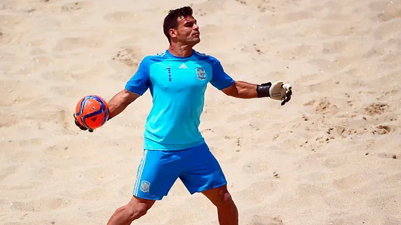 Dona, capitán de la Selección de fútbol playa, celebra su primer Máster de porteros