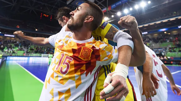 Los jugadores de la selección española celebran el pase a la gran final en Liubliana