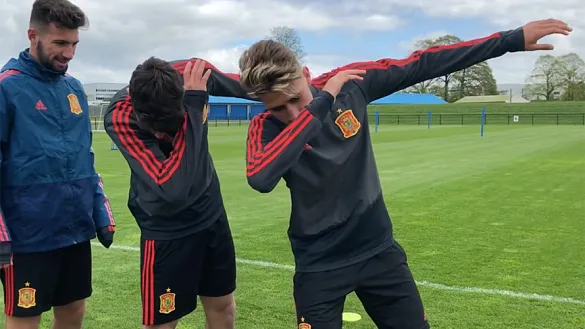 Los jugadores de la Sub-17 hacen un "Dub"