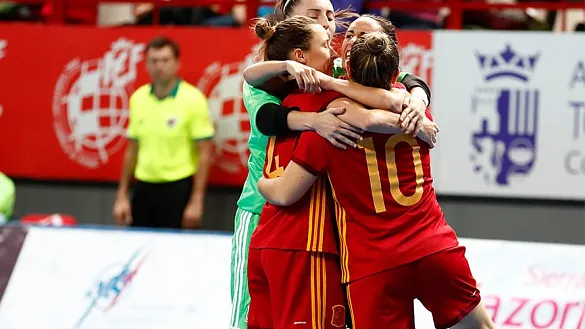 La selección española se abraza tras un gol