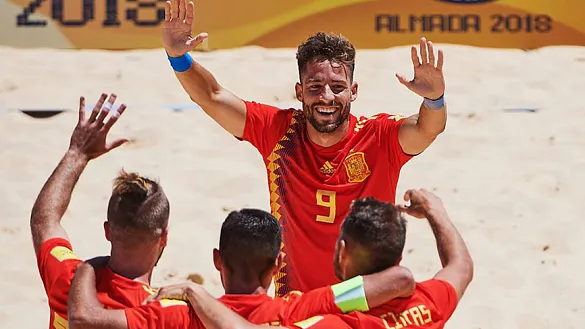 Edu Suárez celebra un gol con sus compañeros