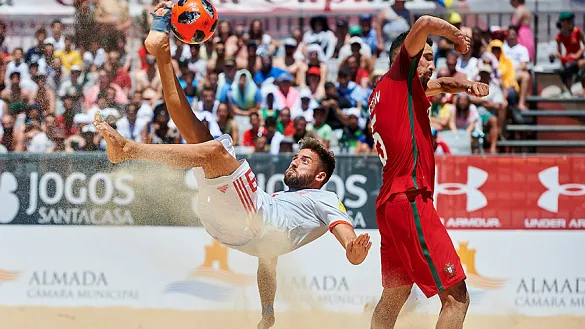 Eduard anotando un gol de chilena