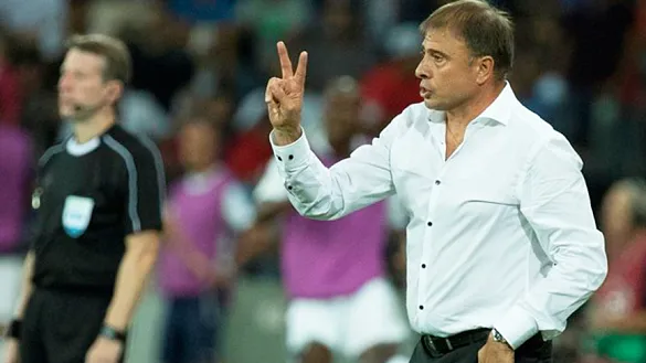 Elisha Levy, seleccionador de Israel, dando instrucciones durante un partido 