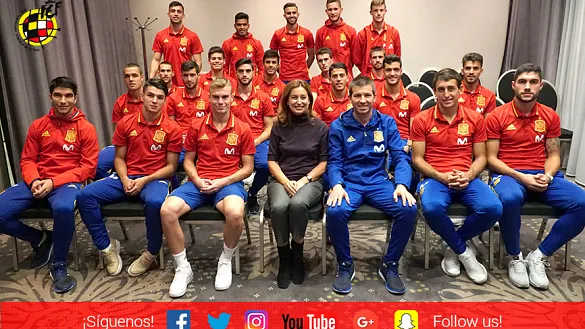 La Selección española Sub-21 se fotografía con la embajadora de España en Estonia, Dª Teresa Orjales Vidal 