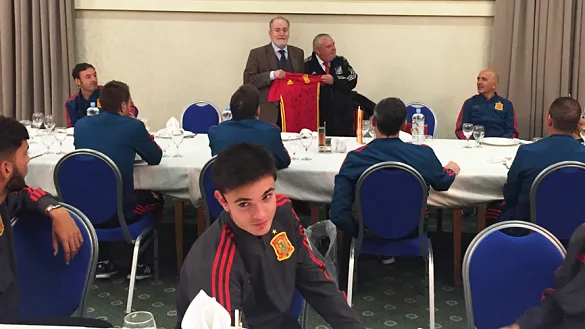 El embajador de España en Macedonia durante la cena con la Selección en Skopje