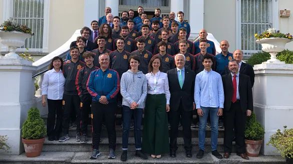 La Sub-17 visita la embajada de España en Dublín