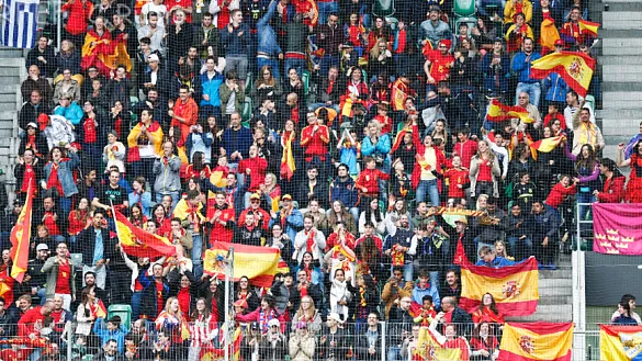 Aficionados de la Selección Española animan al equipo durante el amistoso ante Bosnia disputado en St. Gallen