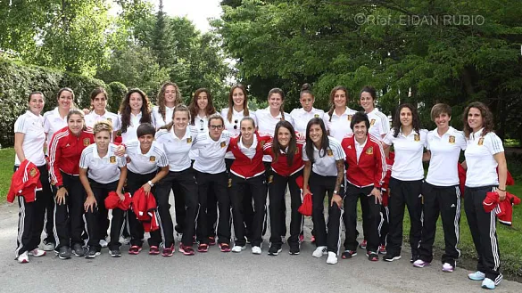 La Selección española femenina visita la embajada