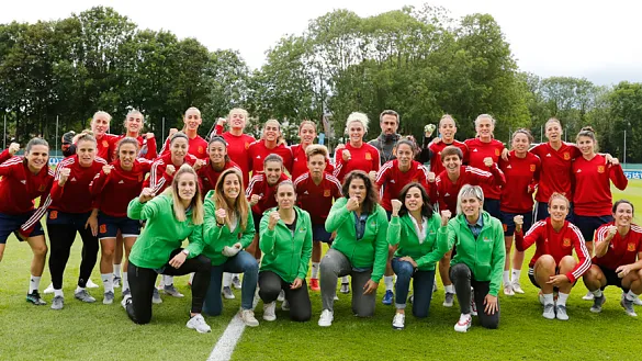 Las embajadoras de Iberdrola desean suerte a la Selección