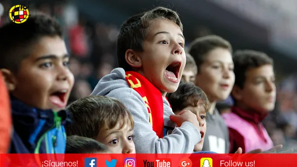 Chicos animando a la Selección española