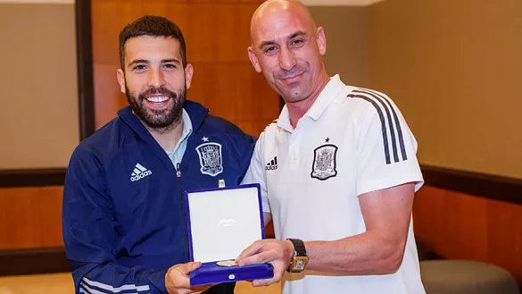 Luis Rubiales entrega una medalla de oro a Jordi Alba