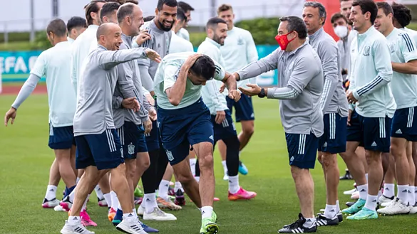 Rodri Hernández es felicitado por sus compañeros durante el entrenamiento de la Selección