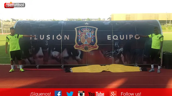 Los internacionales Dani Ceballos y Pape Cheick posan en la Ciudad del Fútbol