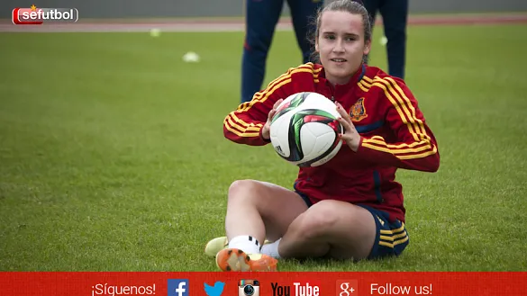 Cintia Montagut sostiene un balón durante el entrenamiento