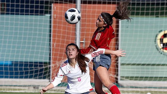 Dos jugadoras españolas pujan por un balón aéreo