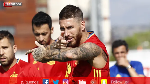 Sergio Ramos apunta y dispara durante el entrenamiento