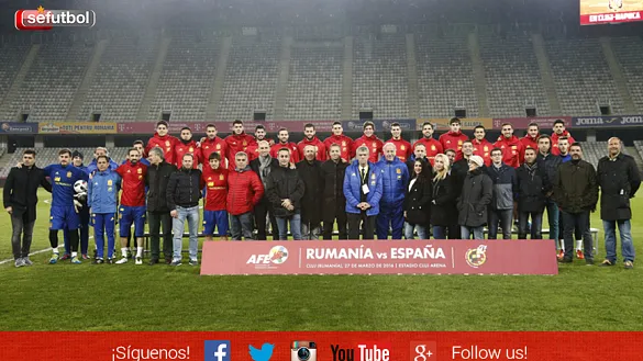 El presidente de la RFEF, el cuerpo técnico y los internacionales de la Selección posaron con miembros de AFE