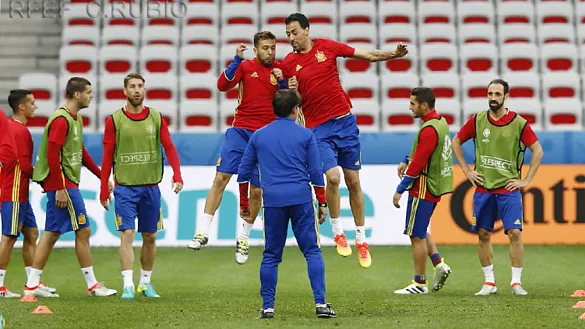 Busquets y Jordi Alba durante un entrenamiento de la Selección 