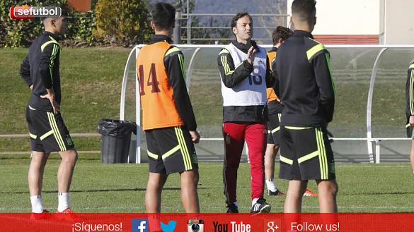 Santi Denia se dirige a algunos de sus pupilos en la Sub-17