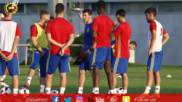 Albert Celades dirigió la sesión de trabajo antes de partir hacia San Marino