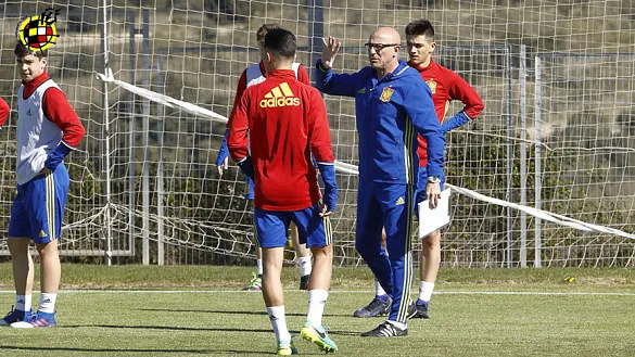 Luis de la Fuente da instrucciones a los jóvenes internacionales