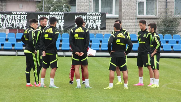 Los Sub-21 reciben las indicaciones de Albert Celades en Tallin