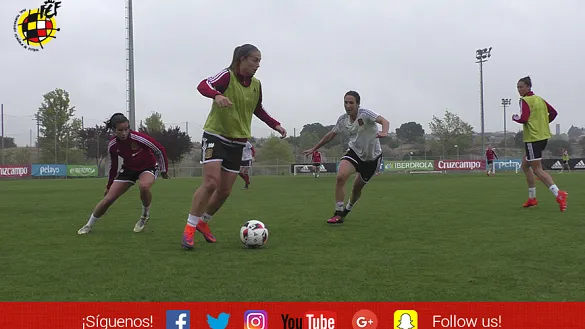 GALERÍA | Así han entrenado nuestras internacionales absoluta femenina, bajo la lluvia