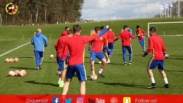 VÍDEO | El combinado de Luis de la Fuente se ejercita por primera en vez en Inglaterra