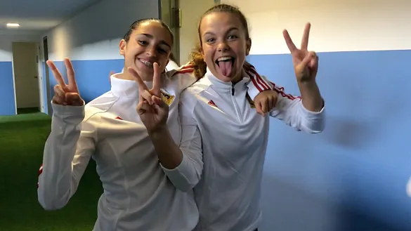 Leire y Jana saludan antes del entrenamiento oficial