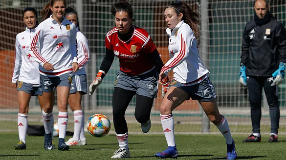 Momento del entrenamiento de la Sub-17 femenina