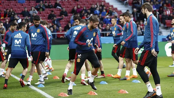 Asiste al primer entrenamiento de la selección española de fútbol