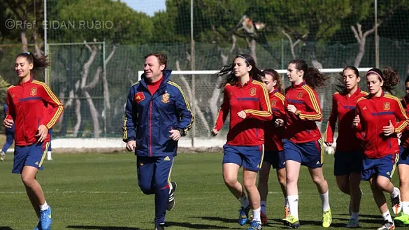 Jugadores de la Sub-16 femenina entrenando