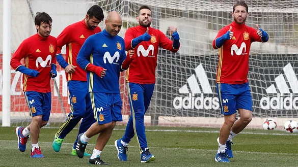 Ramos y Jordi Alba hacen la señal de OK en un entrenamiento de la Selección