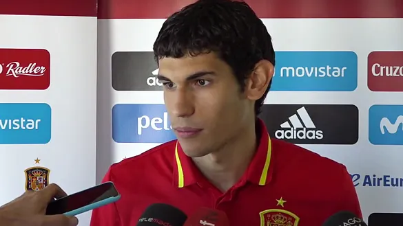 Jesús Vallejo atiende a los periodistas en la Ciudad del Fútbol