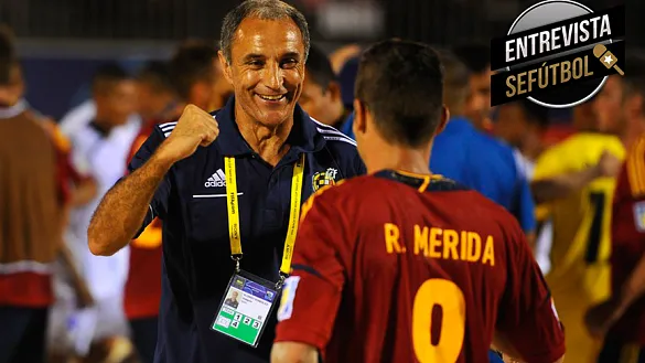 Joaquín Alonso, Seleccionador Nacional de Fútbol Playa, durante un encuentro con España