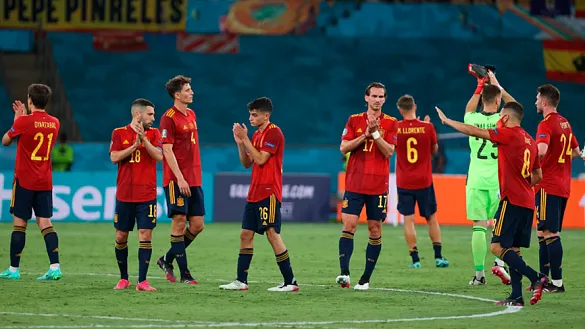 Los jugadores de la Selección saludan tras el España-Polonia jugado en Sevilla