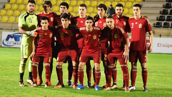 La Selección Española Sub-19 posa antes de su encuentro en el estadio Ciudad de Lepe
