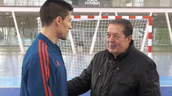 El presidente de la Federación de Fútbol de Castilla-La Mancha, Antonio Escribano, charla con el capitán de la Selección de fútbol sala, Carlos Ortiz