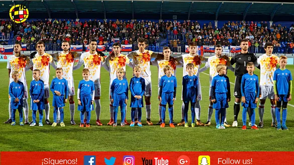 La Selección española posa antes de su último partido clasificatorio