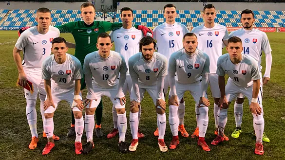La selección Sub-21 de Eslovaquia forma antes de su encuentro contra Albania en Tirana