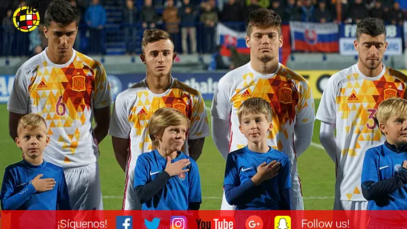 Pablo Maffeo escucha el himno junto a sus compañeros de la Selección Sub-21