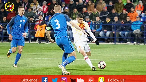 Aarón Martín intenta un remate frente a Eslovaquia