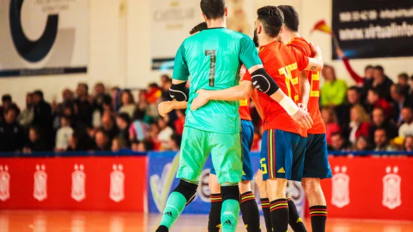 Los jugadores de la Selección española de fútbol sala celebran un tanto frente a Guatemala