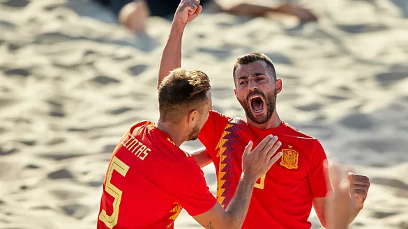 Los jugadores de la Selección española de fútbol playa celebran un tanto ante Suiza