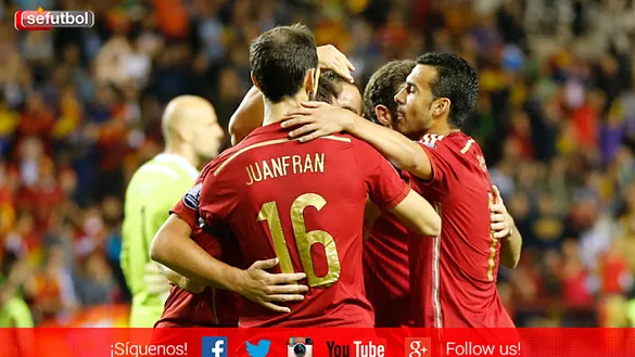 Los jugadores de la Selección se abrazan durante el España - Luxemburgo jugado en Logroño