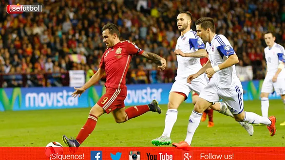 Paco Alcácer remata a puerta 