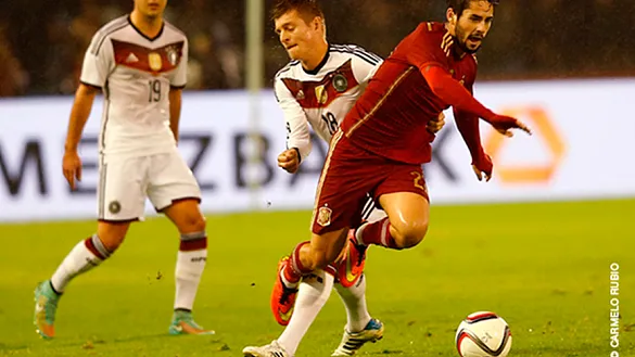 Isco Alarcón avanza ante Toni Kroos durante el último España-Alemania disputado en 2014 