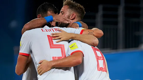 Jugadores abrazándose tras un gol